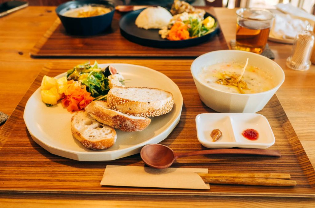 広島尾道　立花食堂　スープをメインとしたパンのランチ