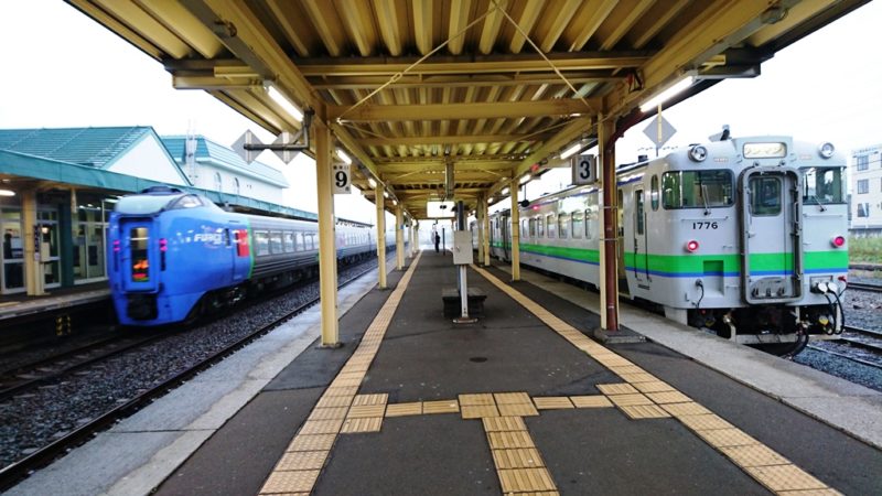 新得駅で特急おおぞら号の先行を待つ根室本線普通列車キハ40系