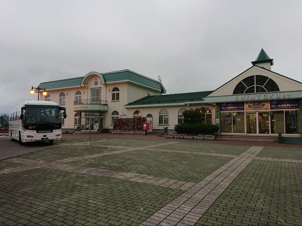 新得駅外観　左手には新得~東鹿越間を結ぶ列車代行バスが停車している