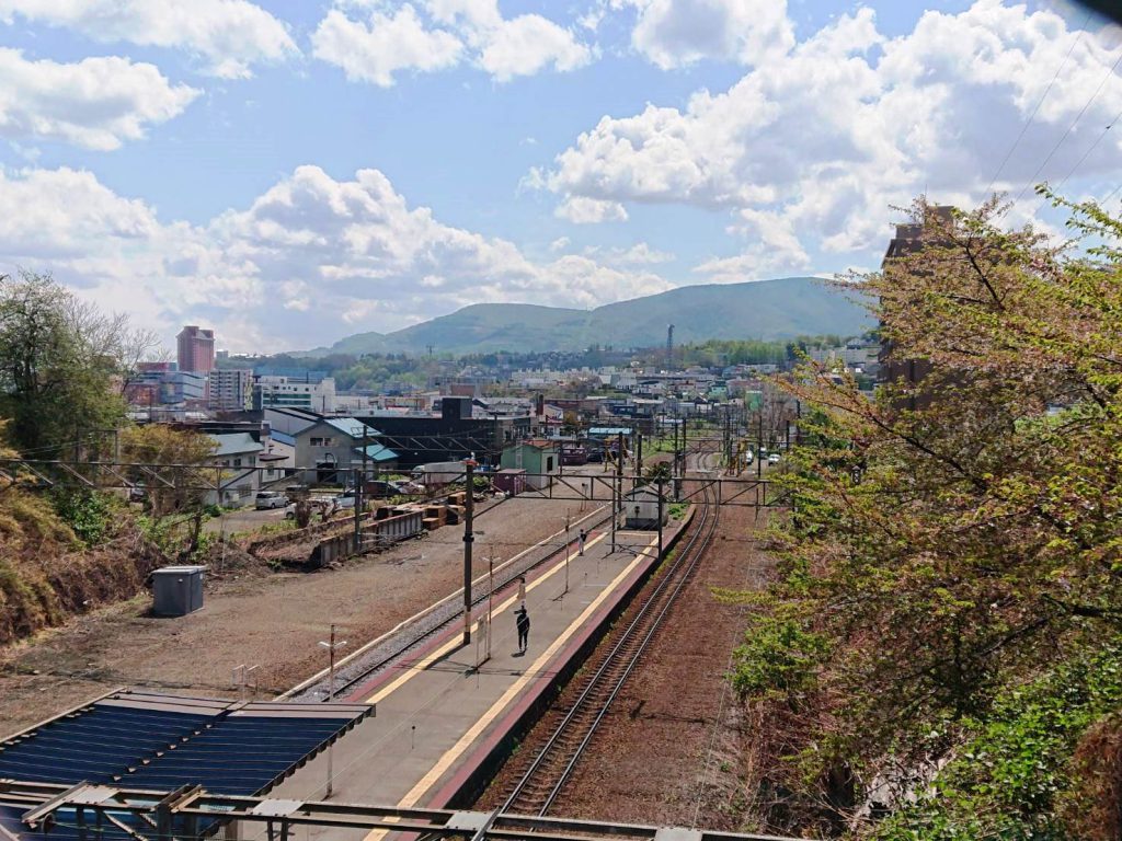 かつての手宮線の分岐駅　南小樽駅　左側の空き地がその名残