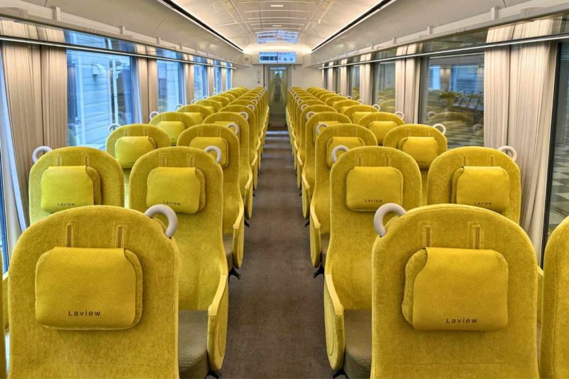 西武鉄道　特急ラビュー　車内　黄色の座席