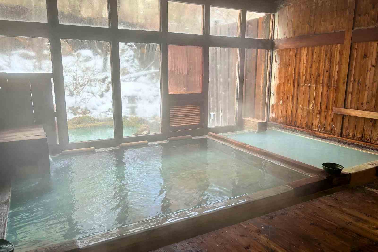 長野県松本市　白骨温泉　冬　泡の湯　大浴場