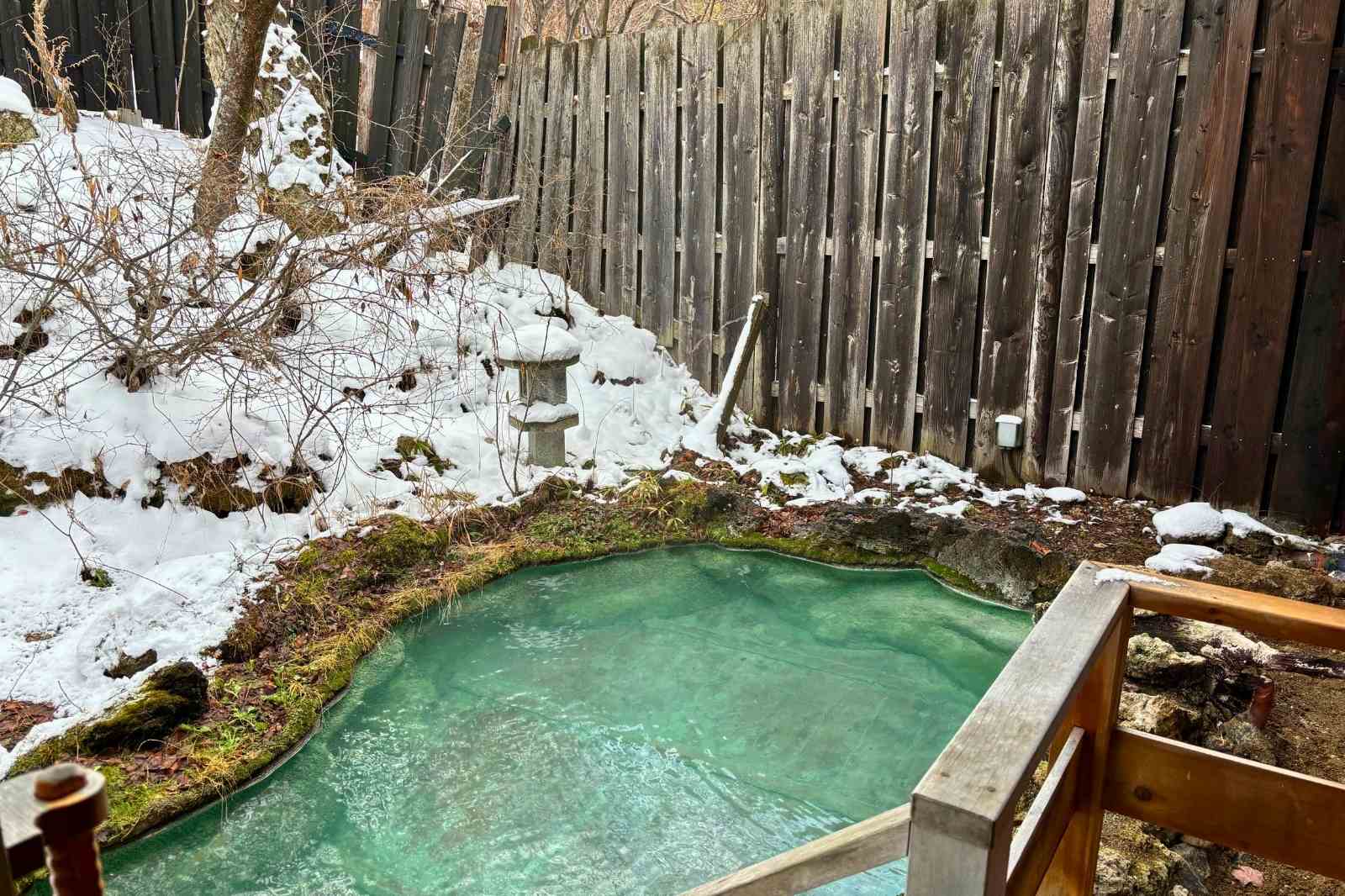 長野県松本市　白骨温泉　冬　泡の湯　露天風呂