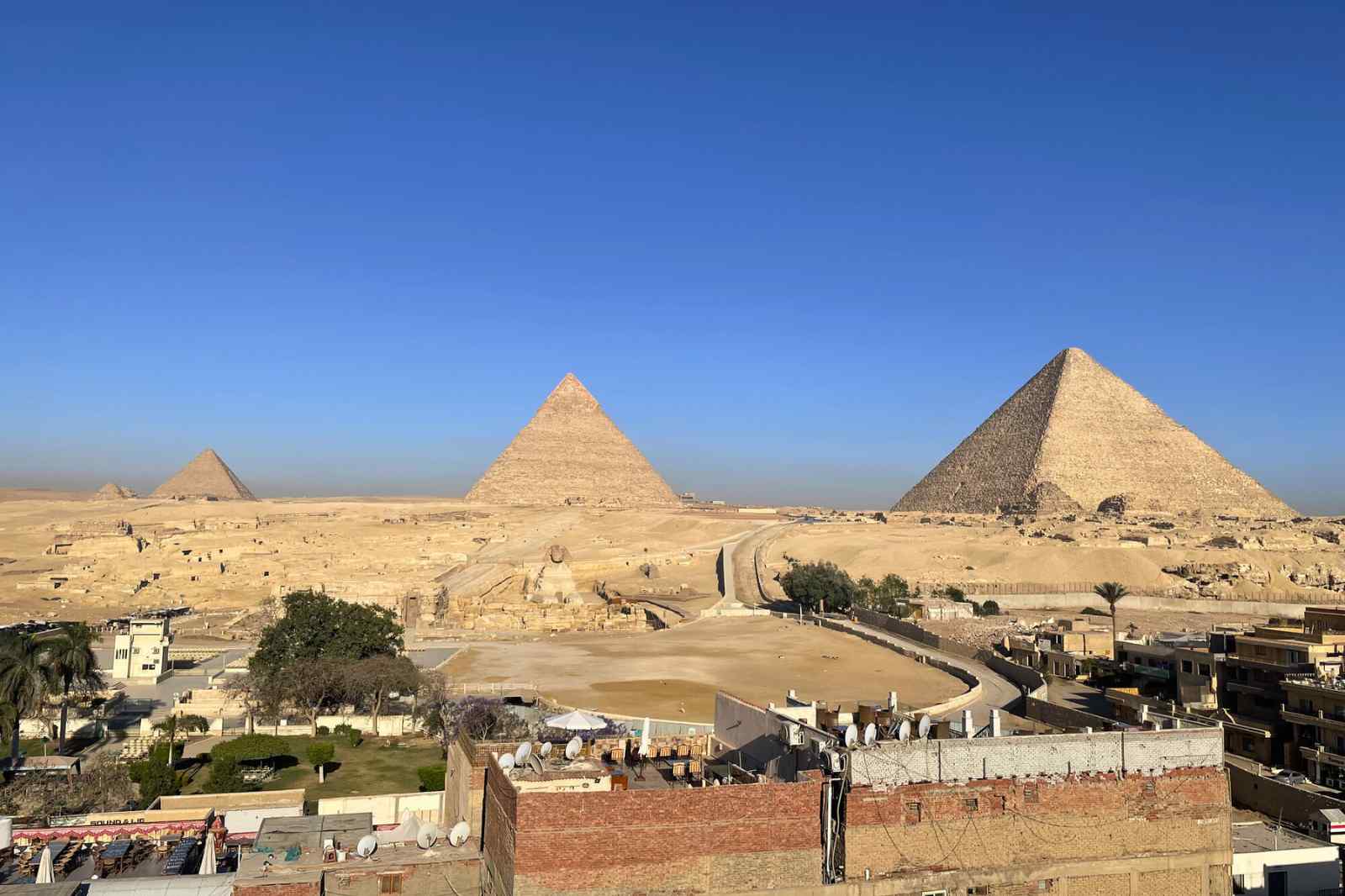 エジプト、カイロにそびえるピラミッド