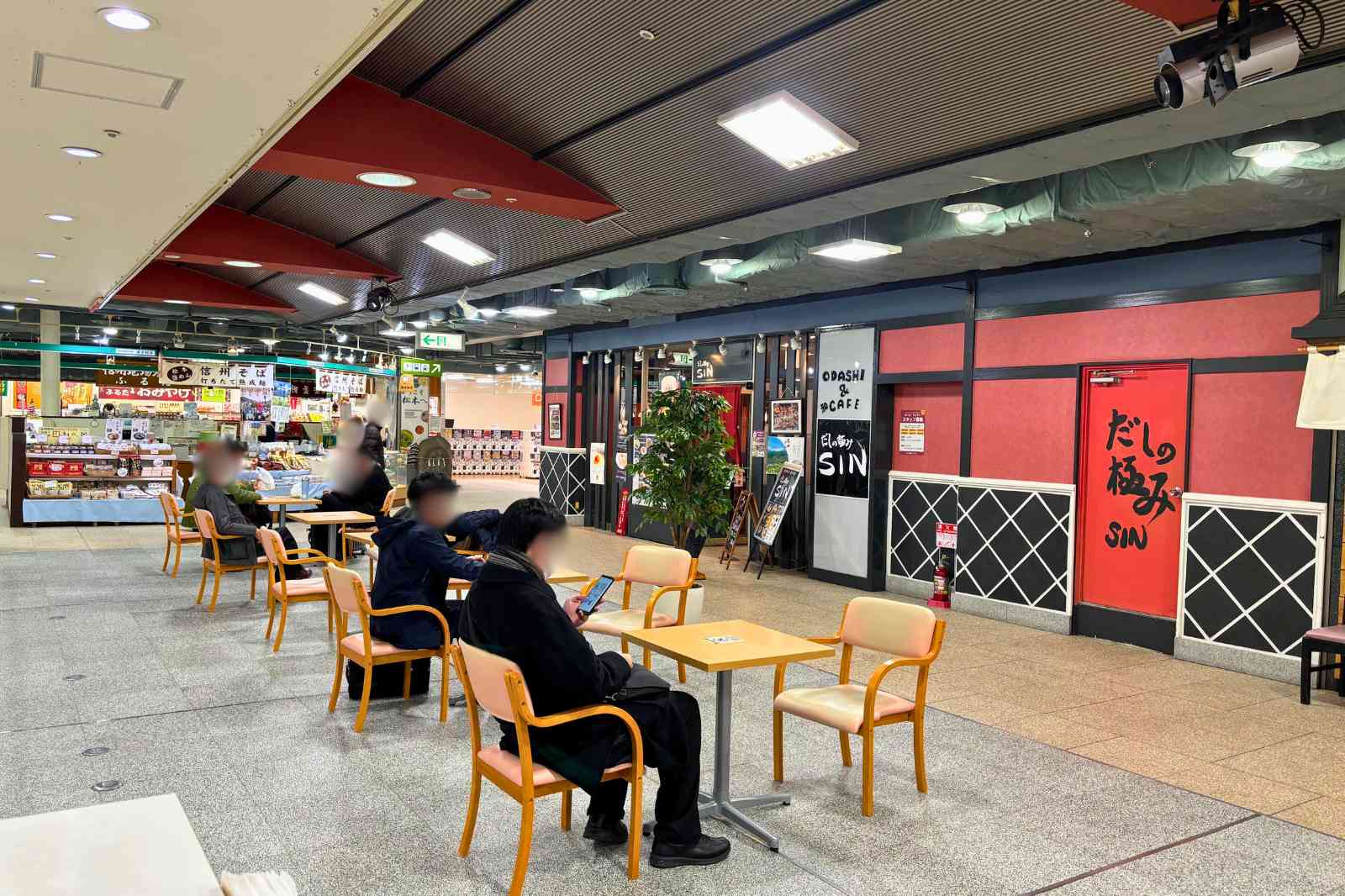 松本駅ビル「MIDORI」4階　休憩スペース
