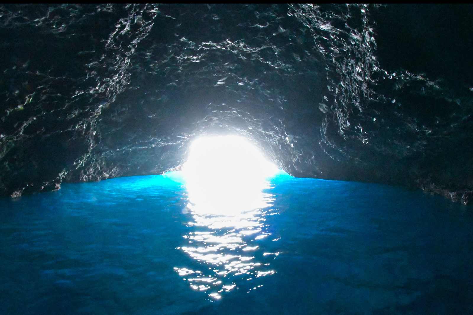 北海道福島町　青の洞窟　神聖な場所　カプリ島