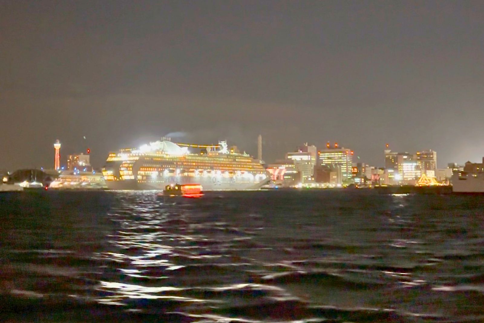 横浜　夜景　大型客船　ピースボート