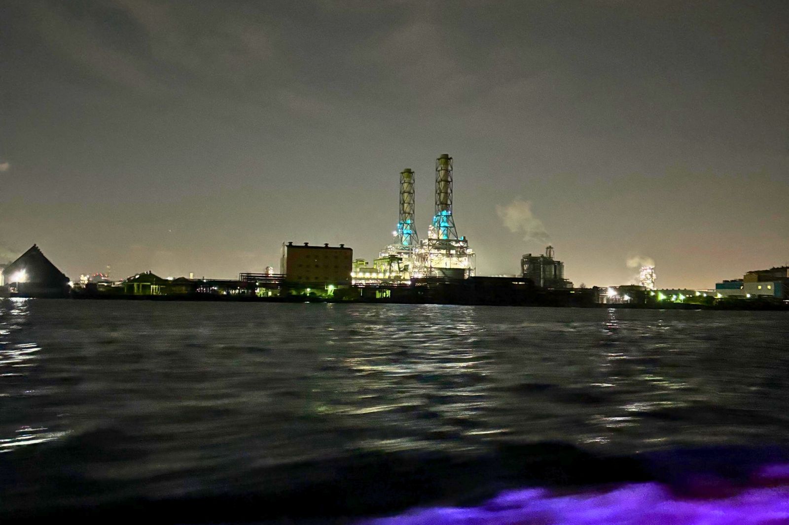 工場夜景　クルーズ　ブルー　ライトアップ　川崎天然ガス発電