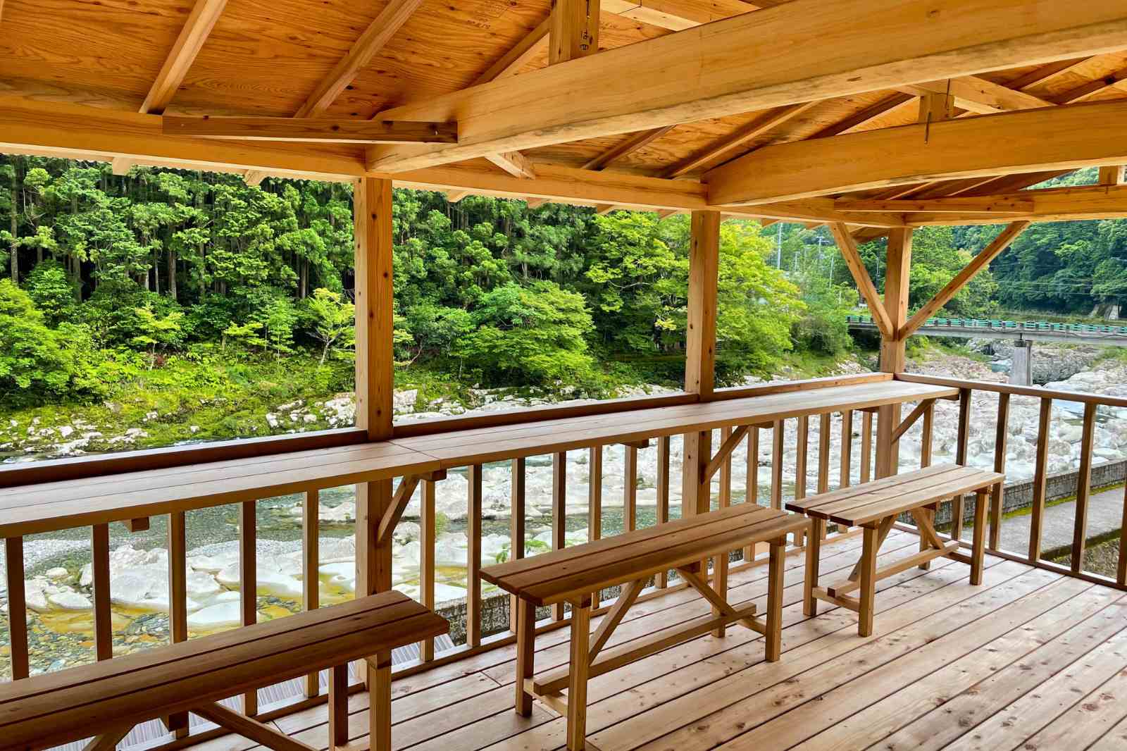 絶景のウッドデッキで安らぐ…… 和歌山の秘境で過ごす最高のひとり時間