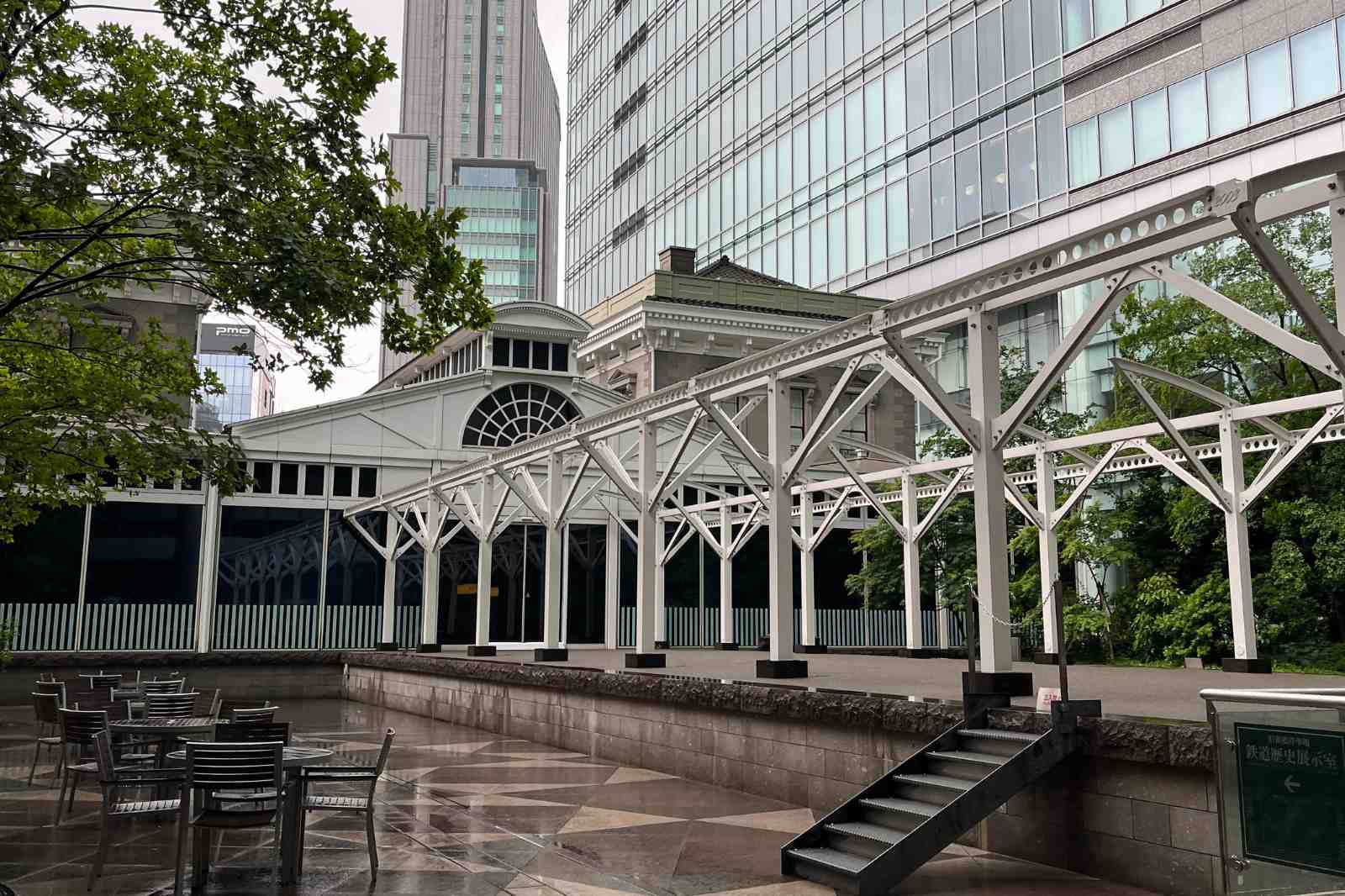 旧新橋停車場　再現されたプラットフォームと敷設されたレール