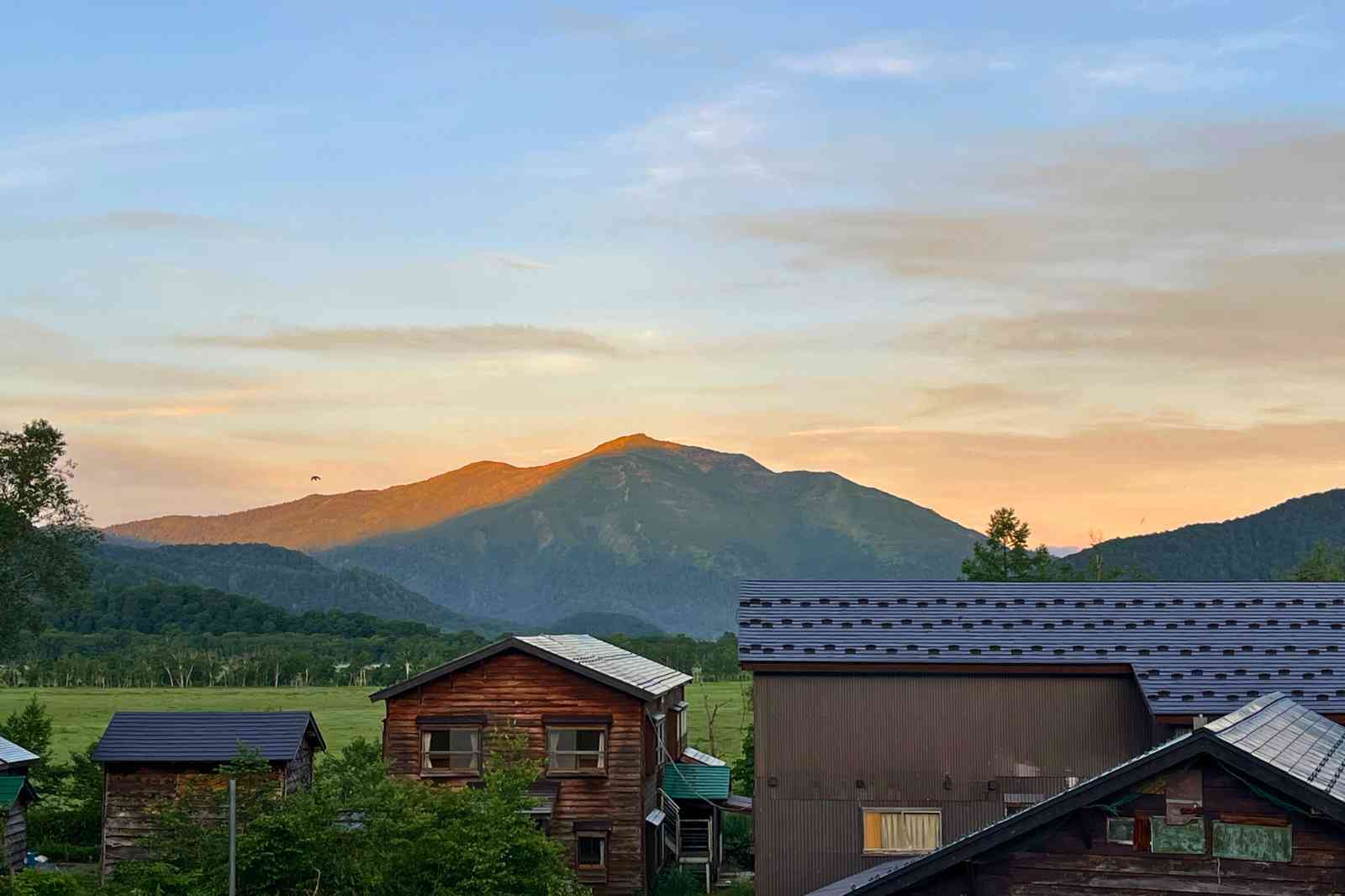 至仏山の朝焼けと燧ケ岳のシルエット