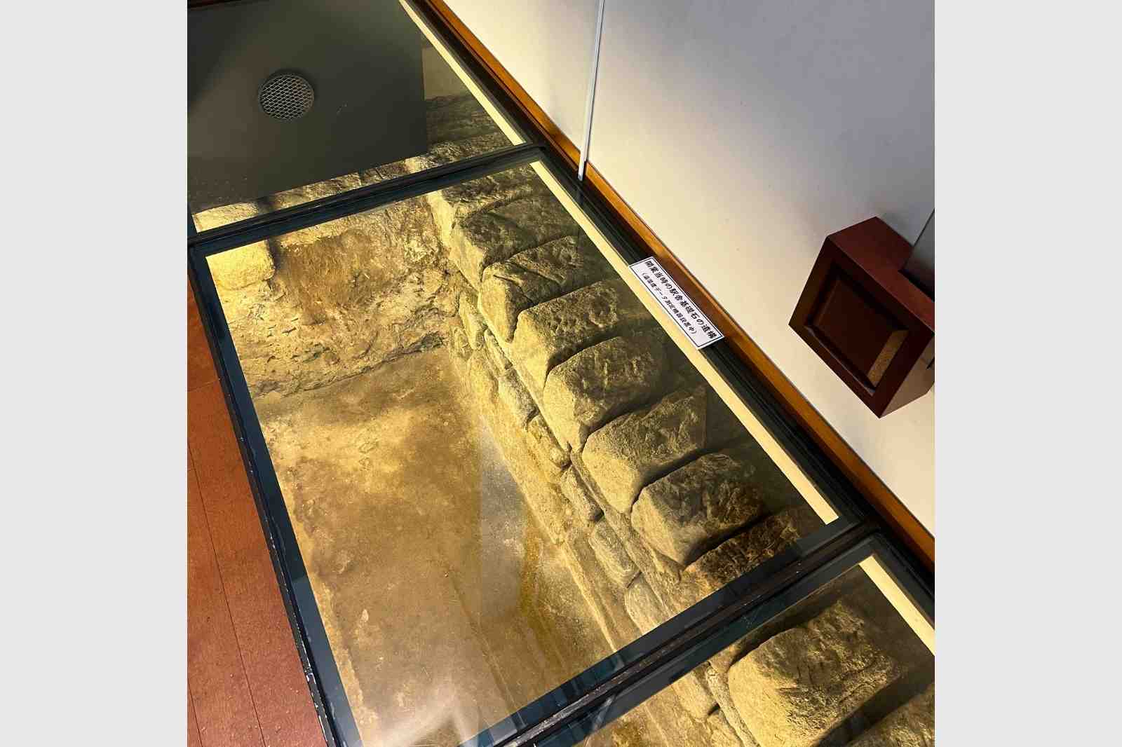 旧新橋停車場地階の展示室、発掘された駅舎の石積み基礎が見える