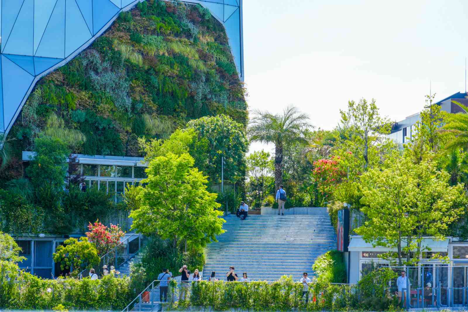 東急プラザ原宿（ハラカド）　緑豊かなテラス空間