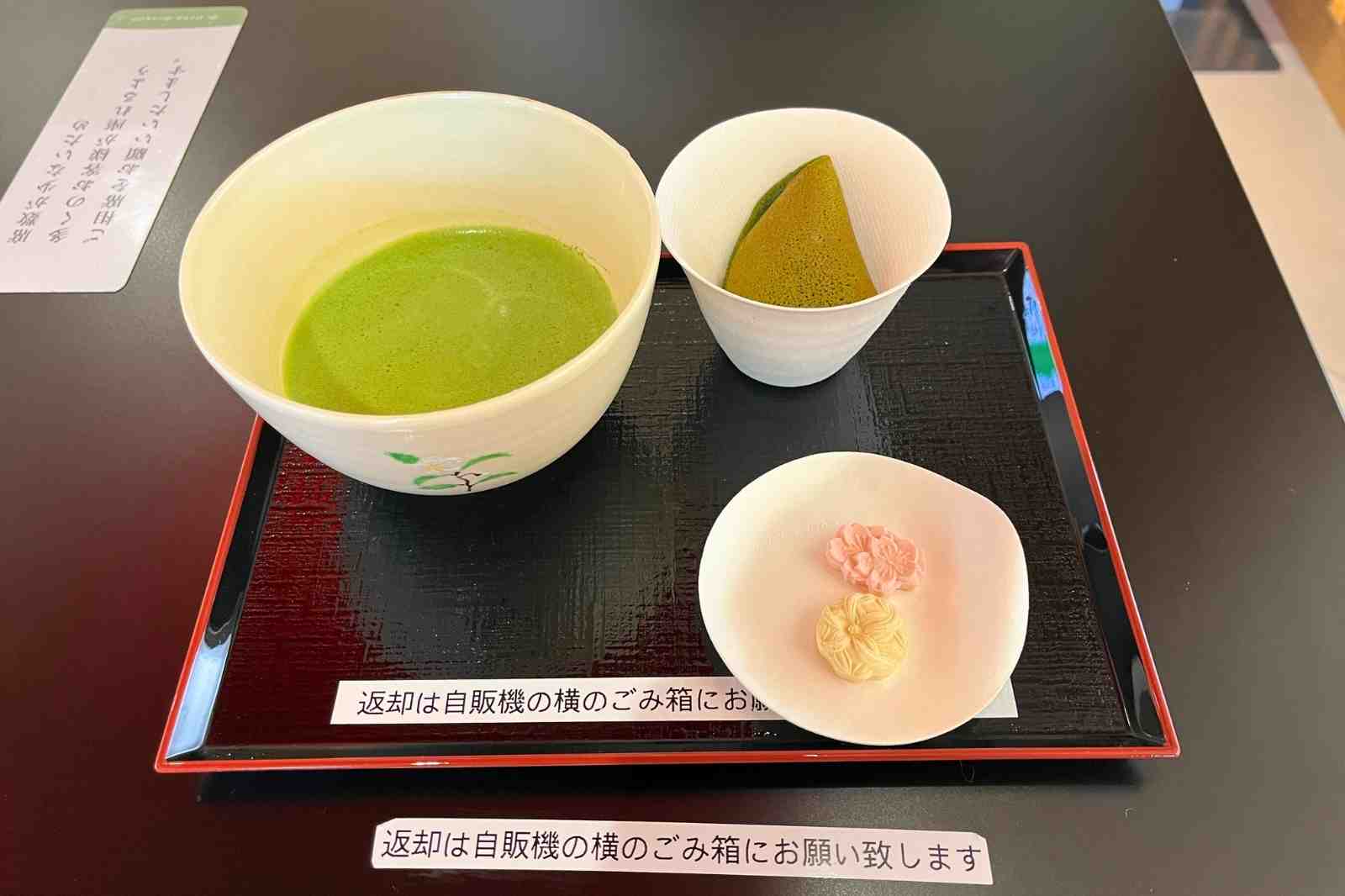お〜いお茶新橋茶房の店内、抹茶と和菓子のセット