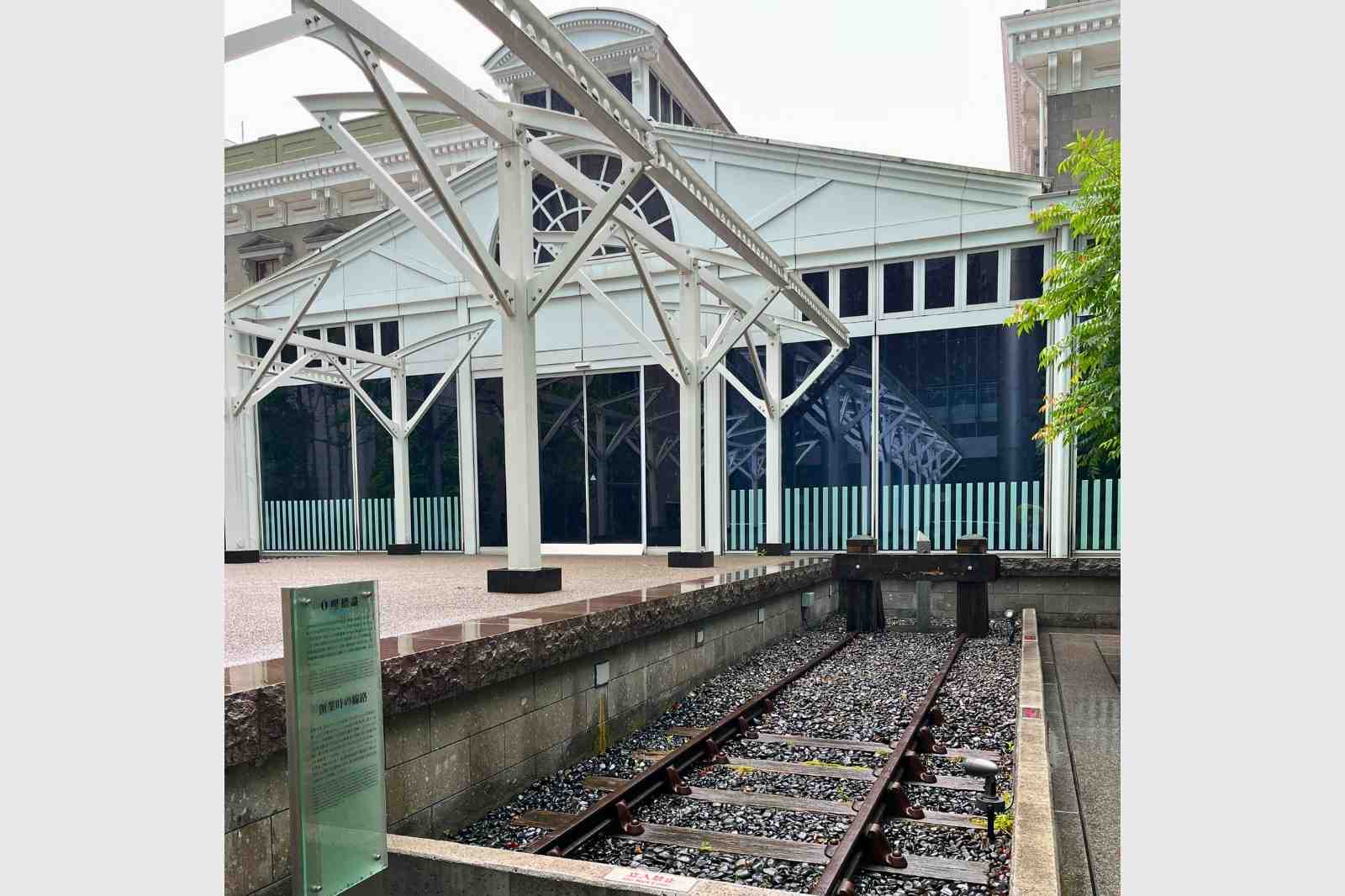 旧新橋停車場　再現されたプラットフォームと敷設されたレール