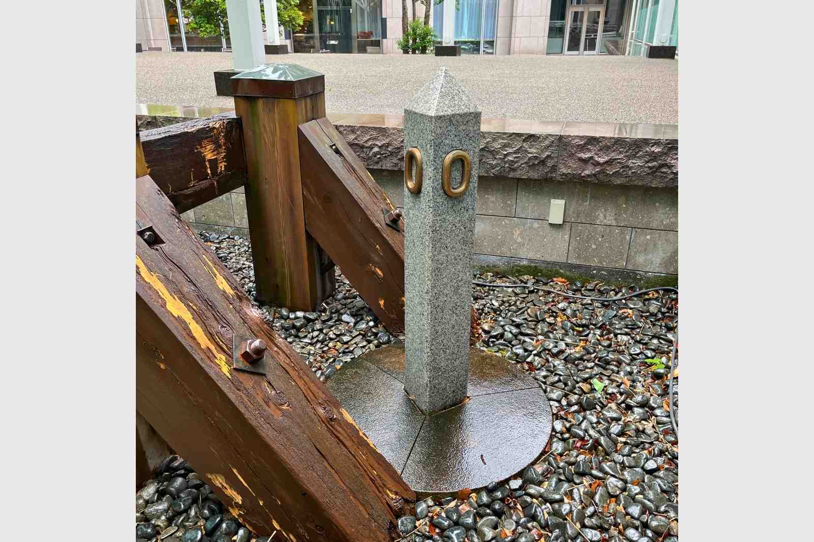 旧新橋停車場　日本鉄道発祥の地を示す記念すべき0哩標識