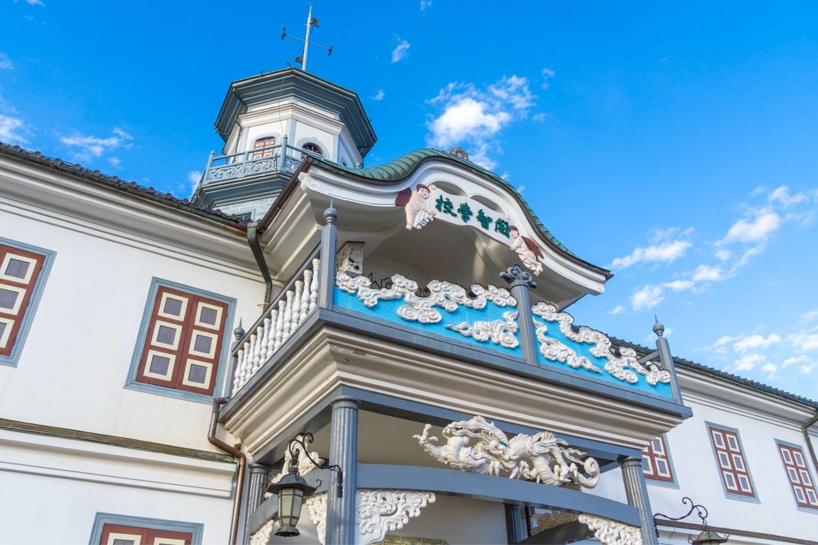 旧開智学校　外観　和風と洋風が混在した建築