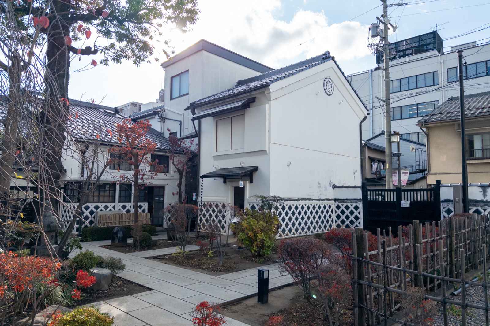 松本市はかり資料館　なまこ壁の土蔵、中庭