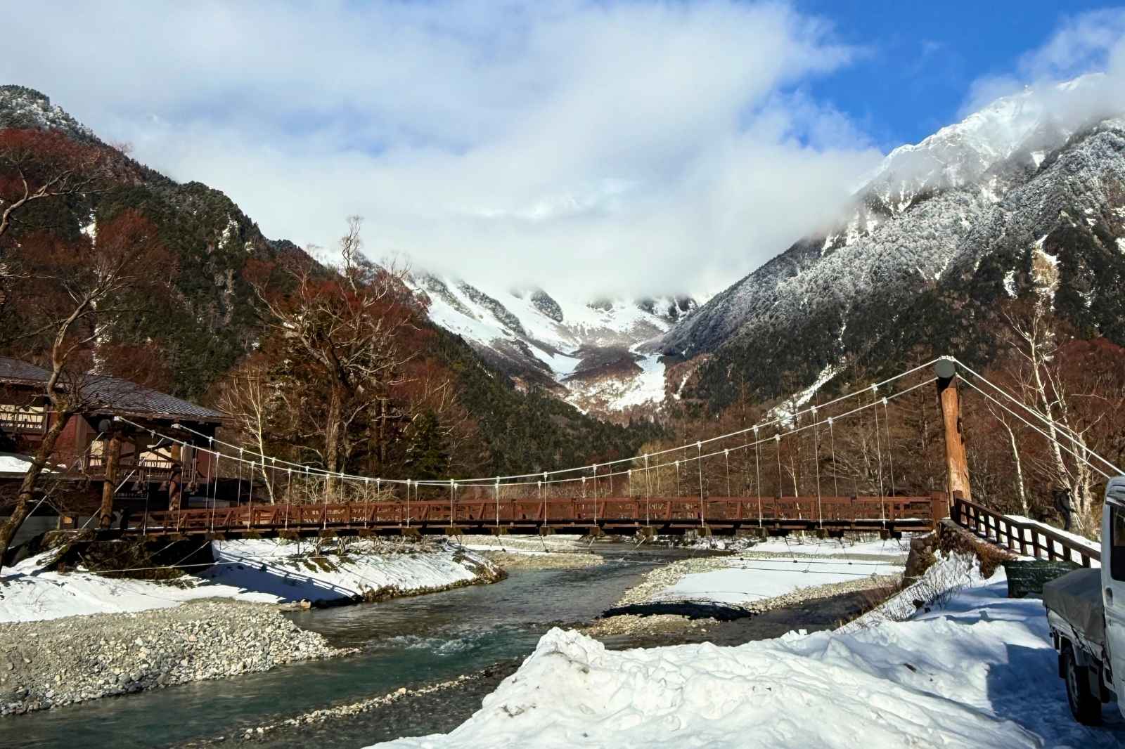冬の上高地を17キロ踏破！穂高連峰の絶景に出会うシニア一人旅