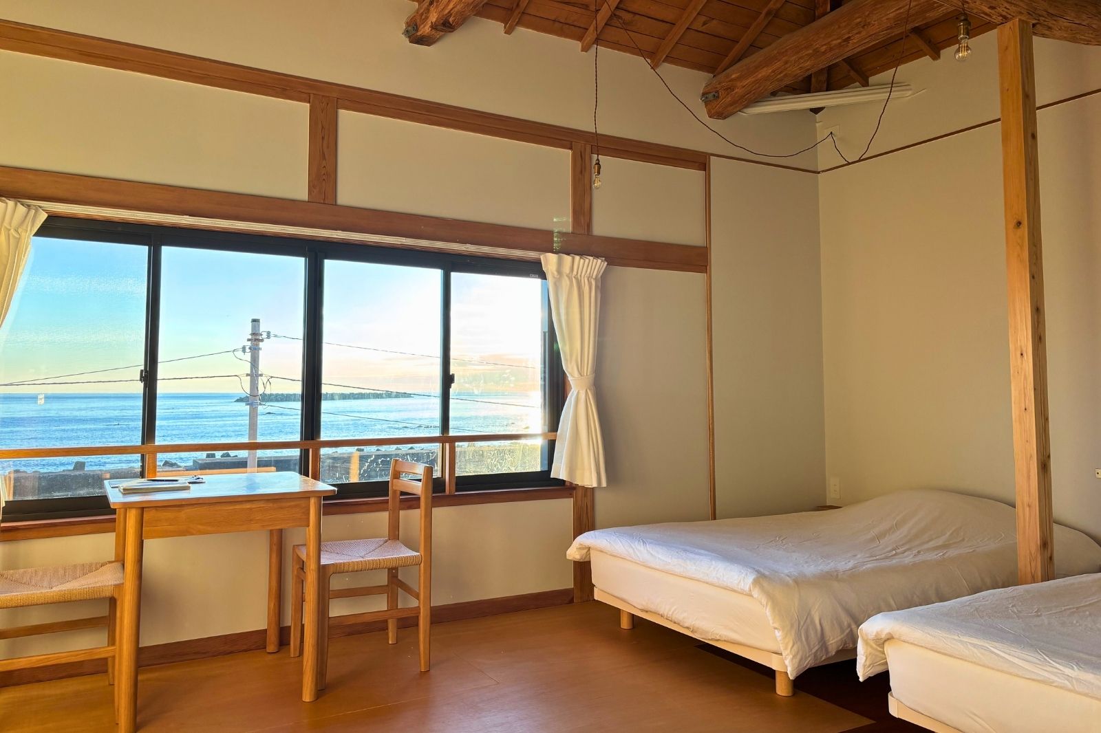 moyaiの客室から望む太平洋のオーシャンビュー。大きな窓から海が一望できる