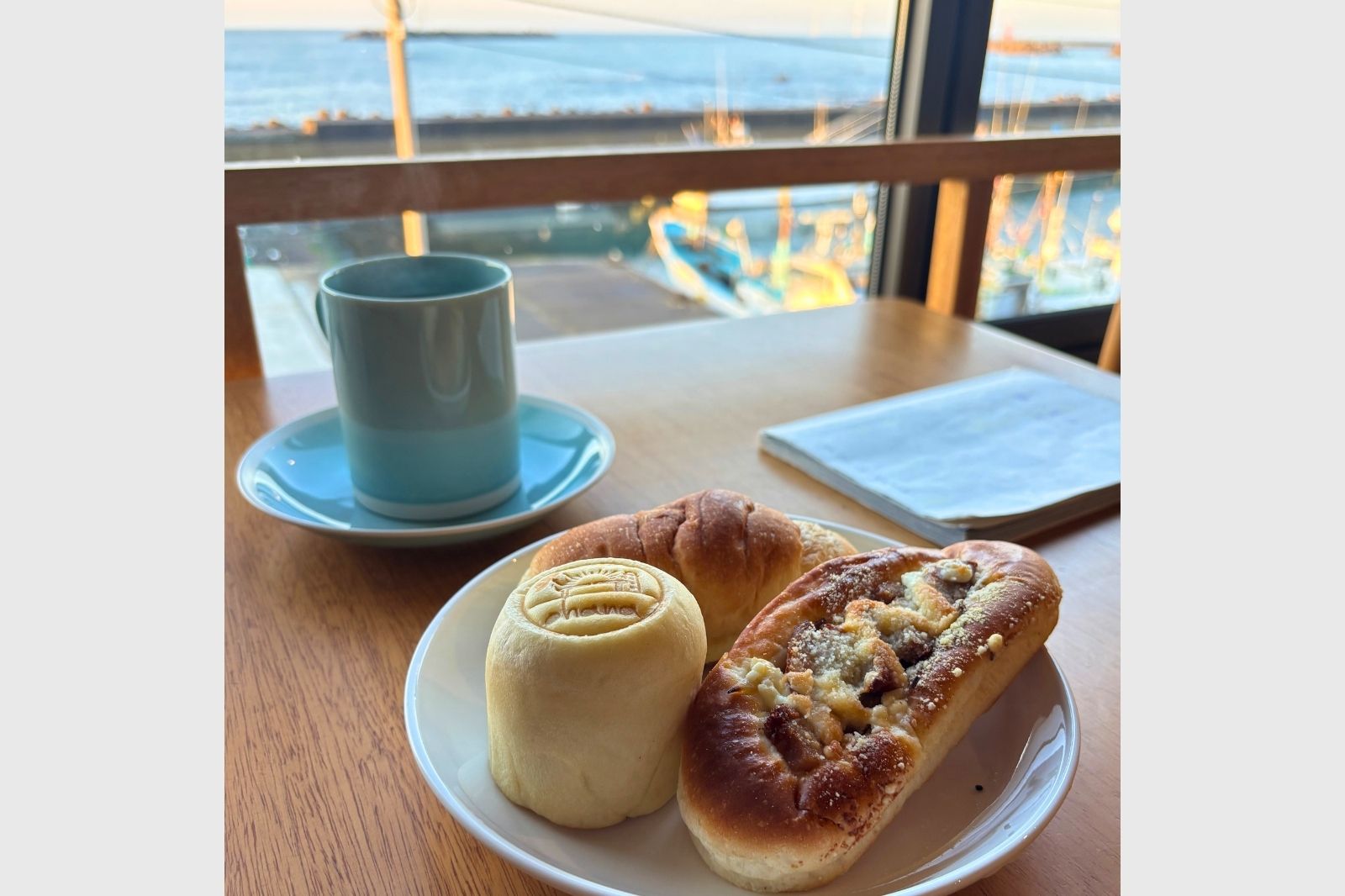 ゲストハウス　moyaiの一室　朝食　パン