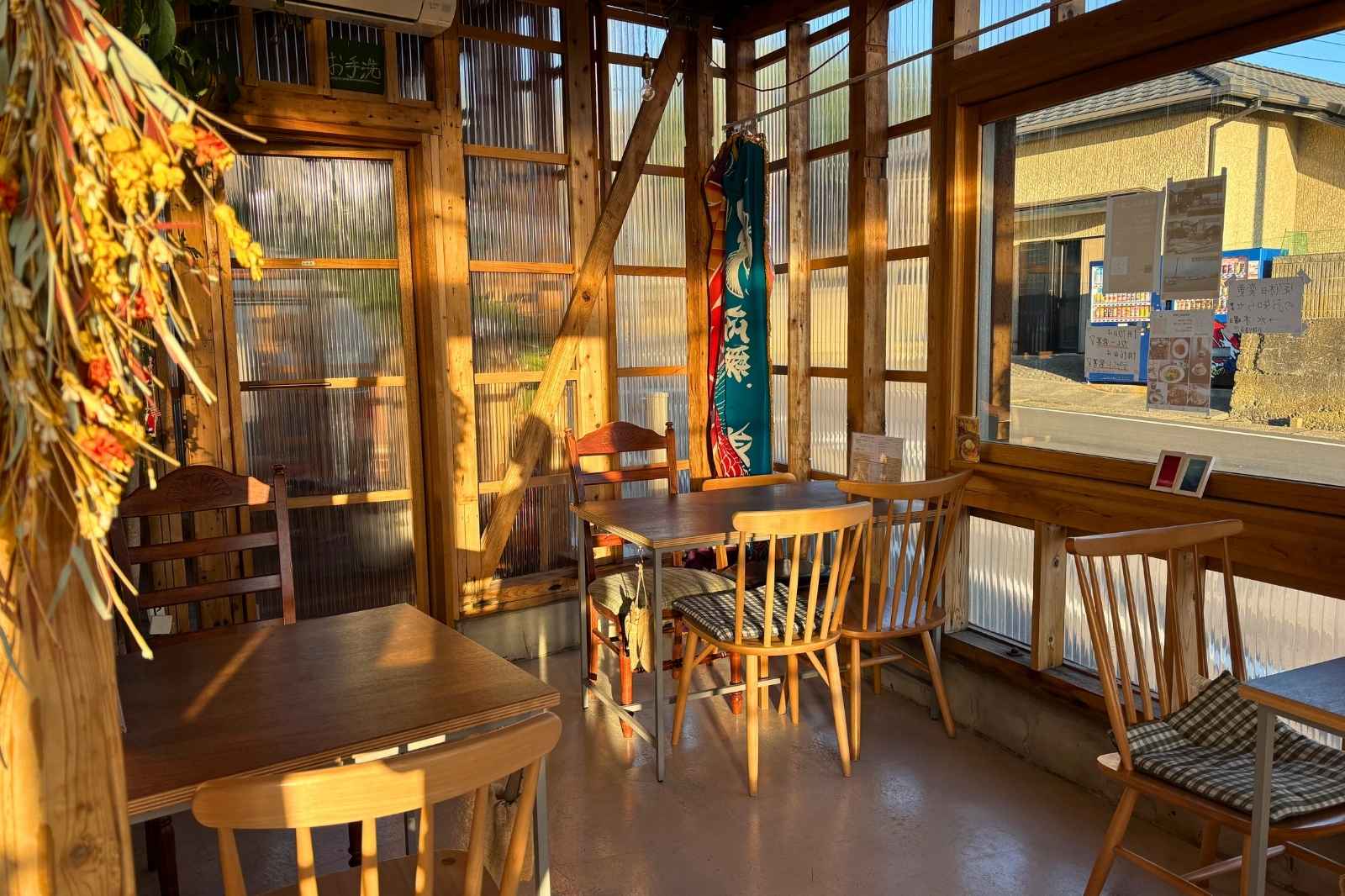 moyai1階のカフェスペース。2階が宿泊施設になっている