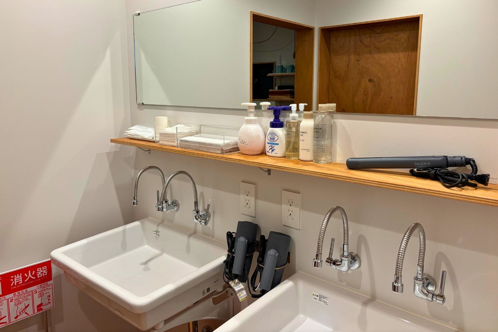 moyaiの洗面所。2ボールシンクでドライヤーやアメニティも充実