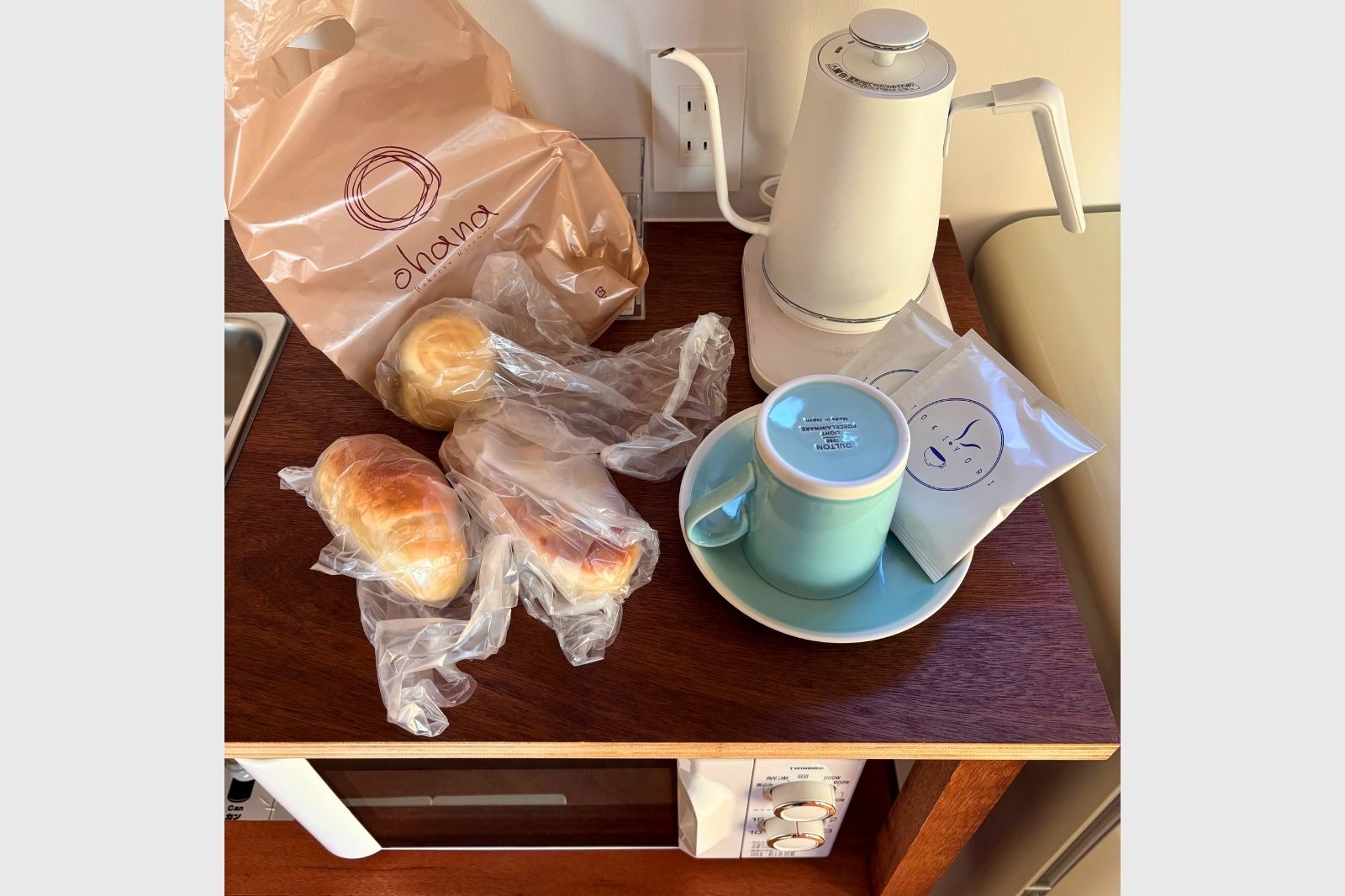 moyaiの共用スペースに設置された電気ケトル、電子レンジ、冷蔵庫、食器