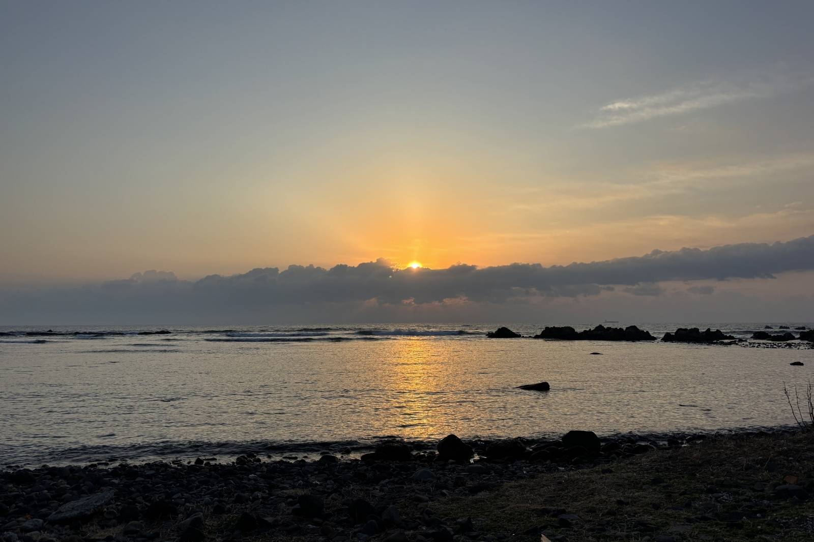 銚子の海岸から見える夜明けの空と、雲の間から顔を出す日の出