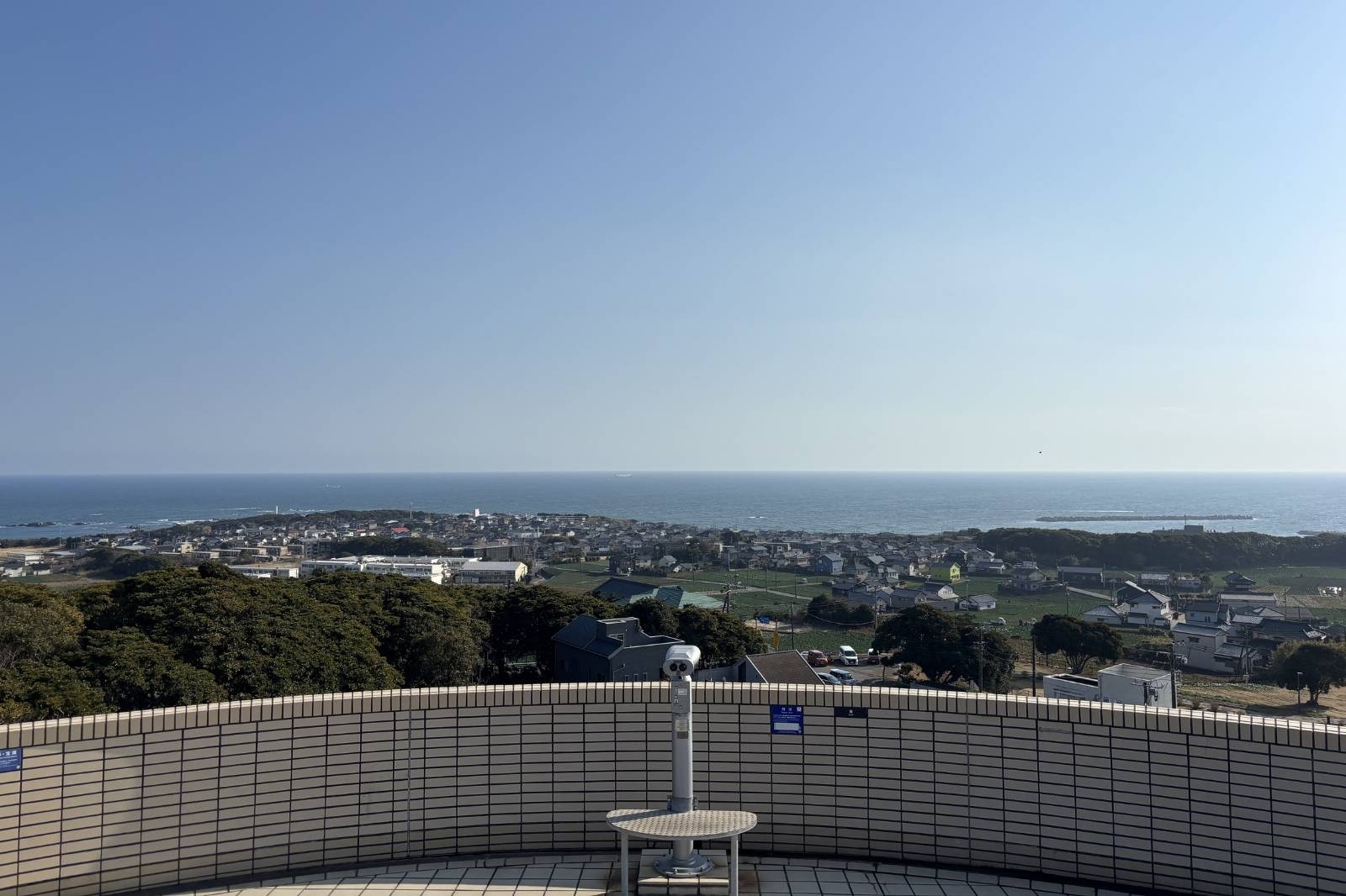 地球の丸く見える丘展望台と青い空