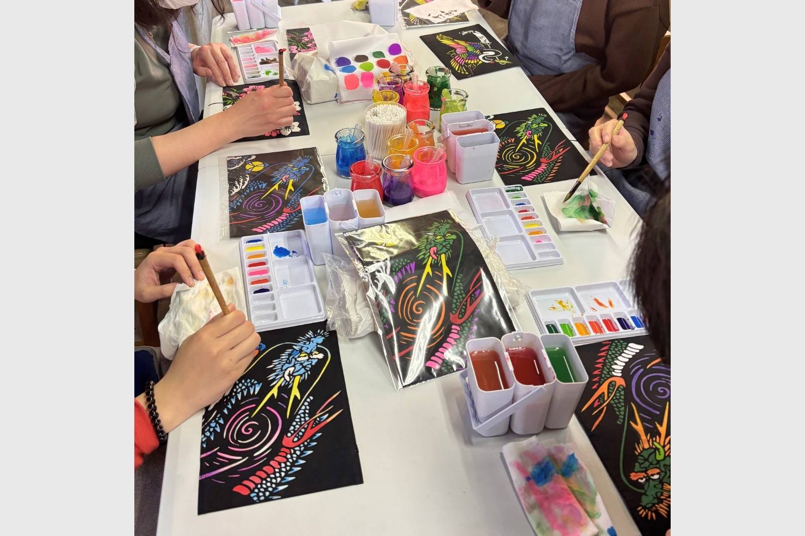 大漁旗の染め体験で色を選んでいる手元の様子