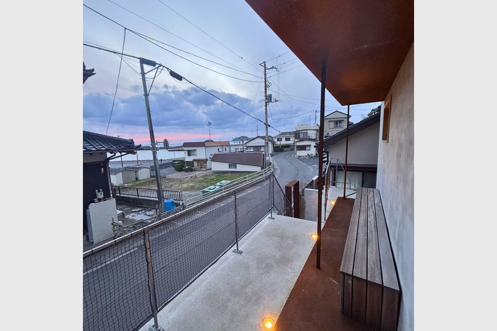 awai玄関横のベンチから望む海の景色